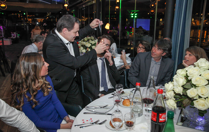 Photos magicien Paris : close-up, mentaliste, magicien mariage, magie numérique – Martial magie.