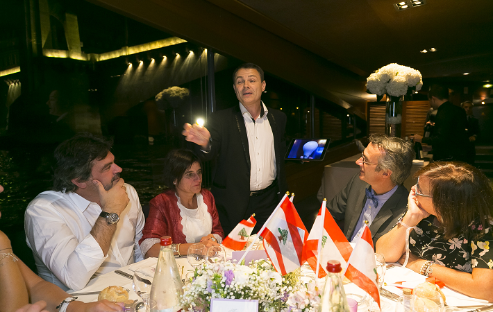 Photos magicien Paris : close-up, mentaliste, magicien mariage, magie numérique – Martial magie.