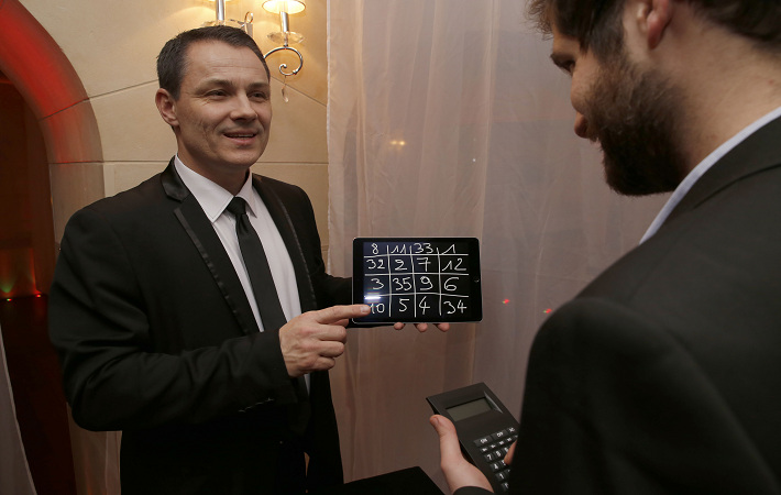 Photos magicien Paris : close-up, mentaliste, magicien mariage, magie numérique – Martial magie.