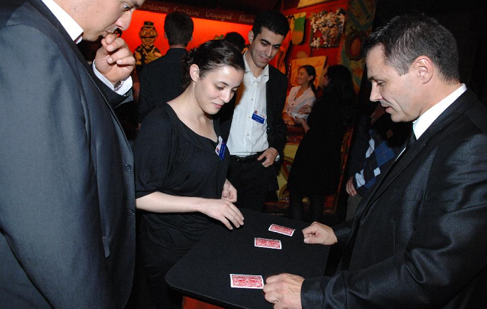 Photos magicien Paris : close-up, mentaliste, magicien mariage, magie numérique – Martial magie.