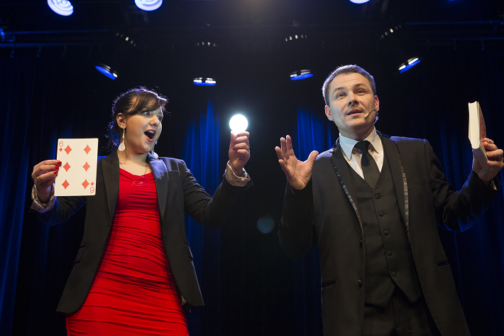 Spectacle magie stand-up et one-man-show – Magicien mentaliste Paris