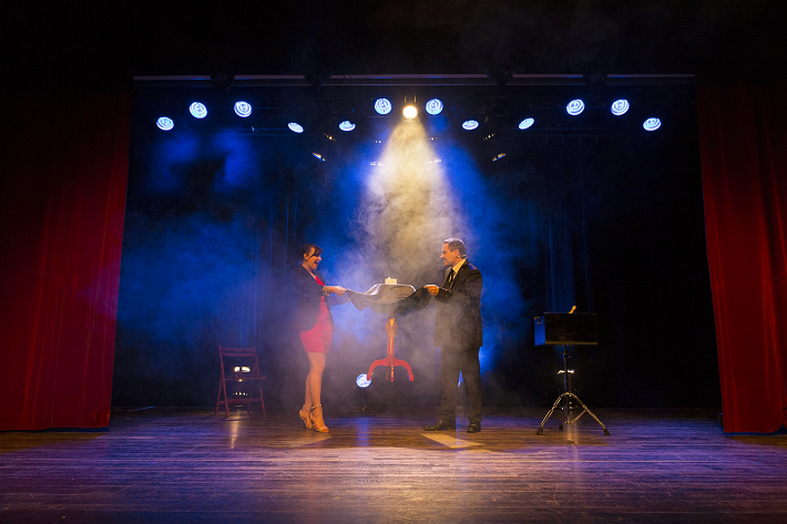 Spectacle magie stand-up et one-man-show – Magicien mentaliste Paris