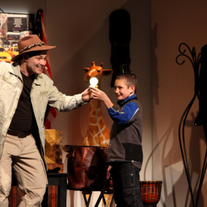 Spectacle de magie enfant la malle enchantée – Magicien Paris